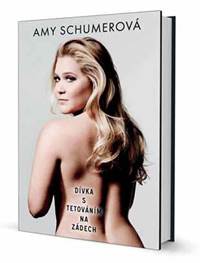 Dívka s tetováním na zádech